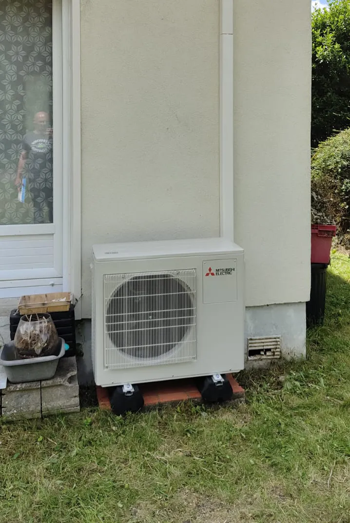 PAC extérieure installée par CK TRAVAUX